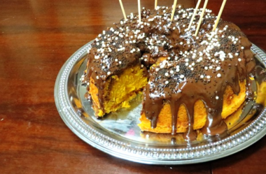 Bolo de cenoura com brigadeiro e granulado