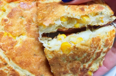 Torta de milho e queijo na frigideira