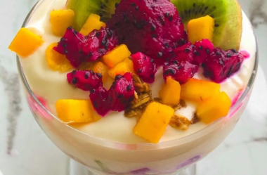 Iogurte com frutas e granola