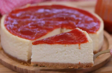 Cheesecake de goiabada que não precisa de gelatina fica leve e deliciosa