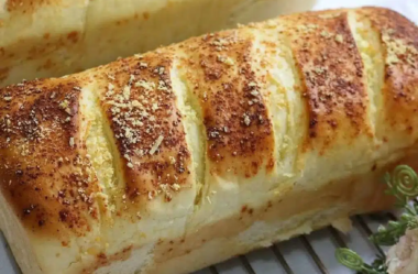 pão caseiro com queijo