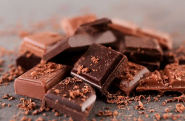 Comer muito chocolate faz mal? Médico tira dúvida