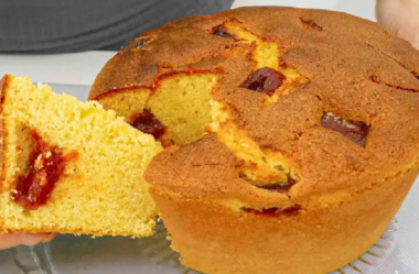 Bolo de fubá com goiabada