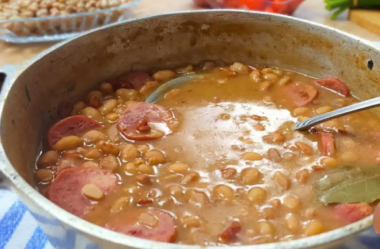 feijão saboroso com caldo grosso