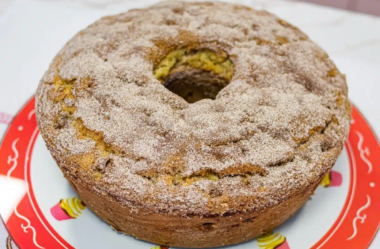 Bolo de maçã com casca