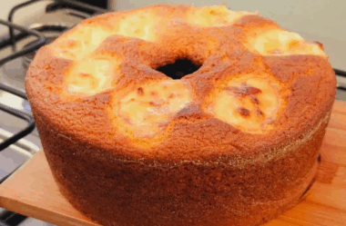 Bolo de fubá com requeijão