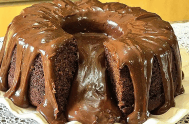 bolo de chocolate com cobertura