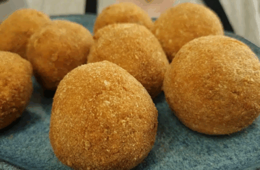 bolinho frito de linguiça