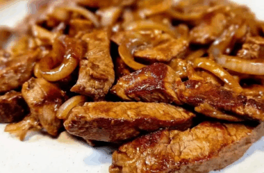 Carne acebolada