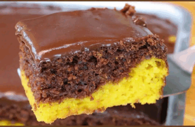 Bolo de cenoura mesclado com chocolate